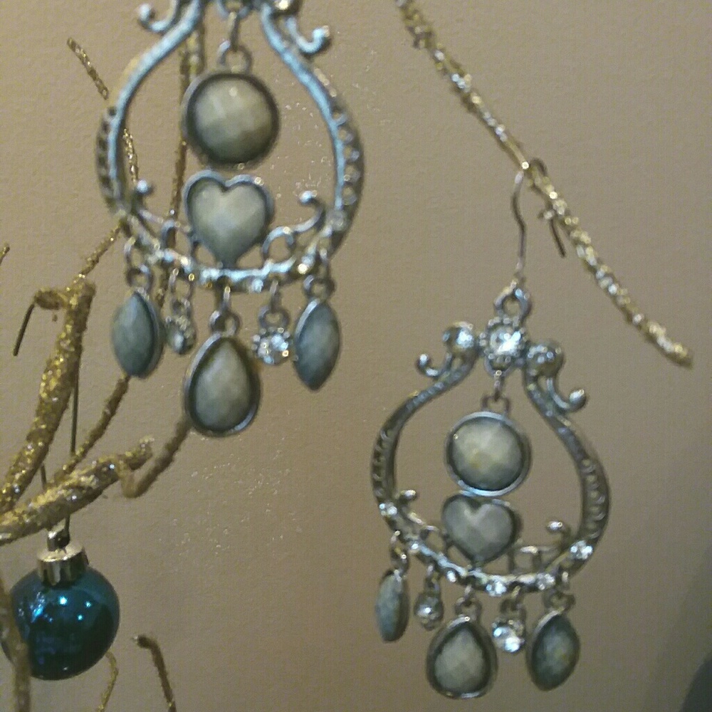 💐Women's Earrings. 3”long. Top to bottom